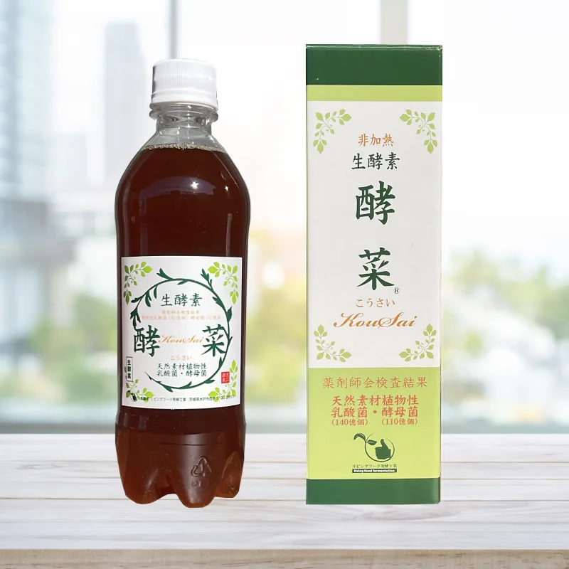 酵菜1000ml2本が明るい窓辺に立っている写真です。